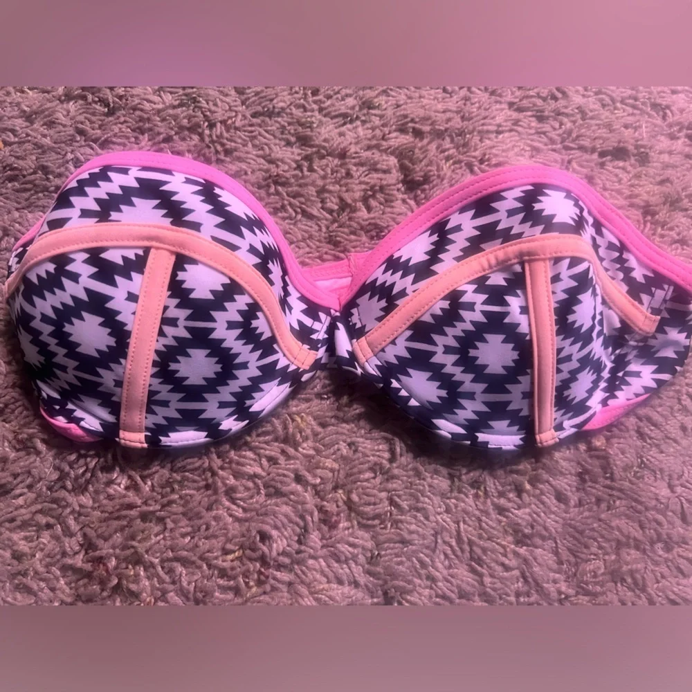 Xhilaration | great used bikini swimsuit. Strapless, art deco. Sz medium on both